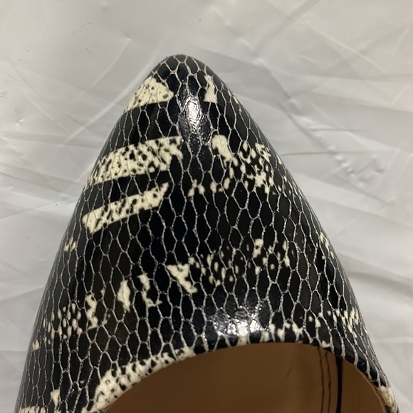 BCBG Women’s faux snake skin design. Gently used. Size 6.5 - Picture 10 of 11